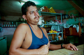 Dependiente de una tienda de alimentación, favela de Rio de Jane