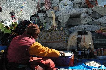 Monje tomando arroz de bendición