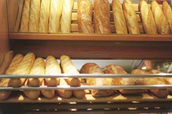 Estante de panes frescos