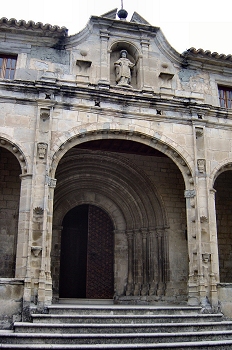 Atrio moderno. Iglesia de Roda de Isábena, Huesca