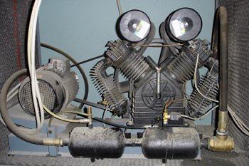 Compresor de aire. Detalle del motor eléctrico y compresor