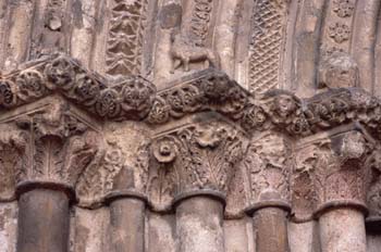 Detalle de la fachada de la iglesia de San Pedro de la Rúa, Este