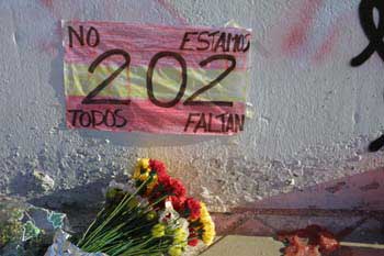 Mensaje en una bandera española referente a los Atentados del 11