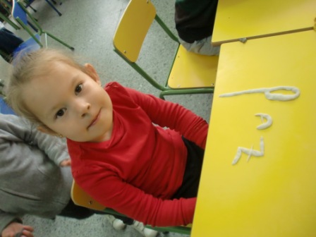 Las Abejas construyen las letras P y S 11