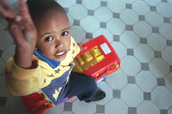 Niño con juguete, favela de Sao Paulo, Brasil
