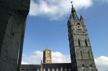 Torre Belfort con la Catedral de fondo, Gante, Bélgica