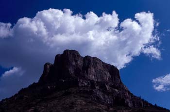 Montaña rozando las nubes