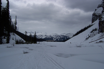 Lago Louise helado y Monte Whitehorn, Parque Nacional Banff