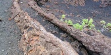 Canal formado por un río de lava en la Isla Isabela, Ecuador