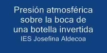 presión atmosférica sobre la boca de una botella invertida