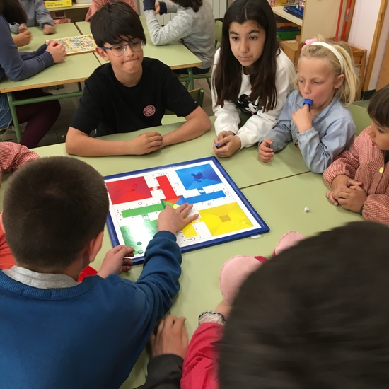 Buddies: 5 años y sexto enseñando a jugar. 6