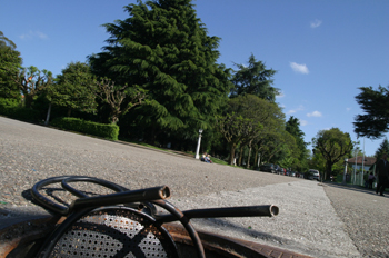 Silla tirada en una alcantarilla, Santiago de Compostela, La Cor