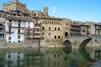 Vista del río Matarraña con Valderrobres en el fondo, Teruel