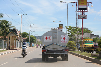 Transporte de agua, Banda Ache, Sumatra, Indonesia