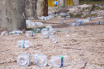 Botellas tiradas en el suelo