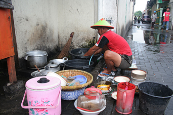 Lavando platos, Jogyakarta, Indonesia