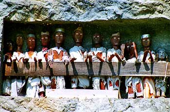 Detalle de figuras tau-tau en tumba Toraja, Sulawesi, Indonesia