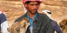 Hombres con camellos en el desierto Wadi Rum, Jordania