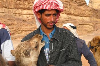 Hombres con camellos en el desierto Wadi Rum, Jordania