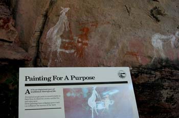 Panel explicativo de pintura rupestre, Kakadu, Australia