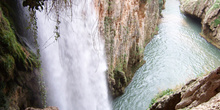 Cascada desde interior de gruta, Monasterio de Piedra, Nuévalos,