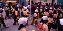 Escolares desfilando por las calles de Sololá, Guatemala