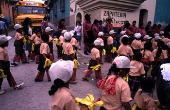 Escolares desfilando por las calles de Sololá, Guatemala