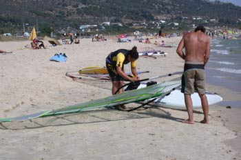 Windsurfistas preparando las tablas