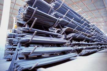 Barras de metal en un almacén