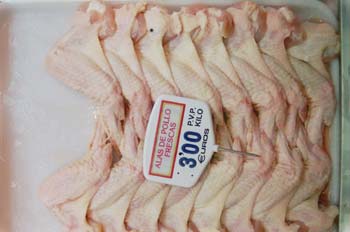 Alas de pollo frescas