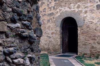 Puerta con un arco de medio punto