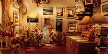 Interior tienda de cuadros y antigüedades