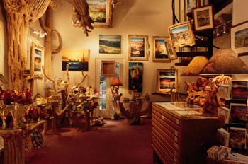 Interior tienda de cuadros y antigüedades