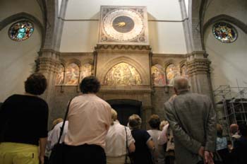 Grupo de turistas en el Duomo, Florencia