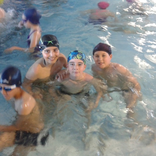  jugamos en la piscina 6