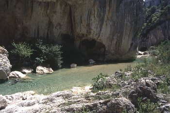 Curso de un río en un barranco