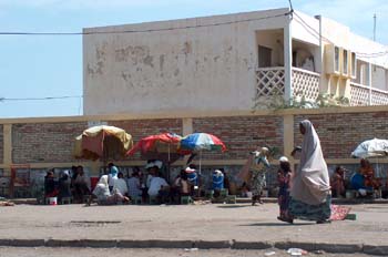 Mujer paseando, Rep. de Djibouti, áfrica