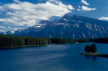Gran río en las Montañas Rocosas