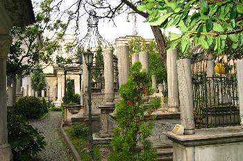 Tumbas en el jardín de Atik Ali Pasa Camii, Estambul, Turquía