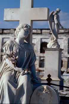 Esculturas funerarias en cementerio, Cuba