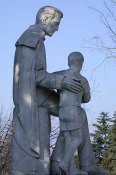 Estatua que representa un educador