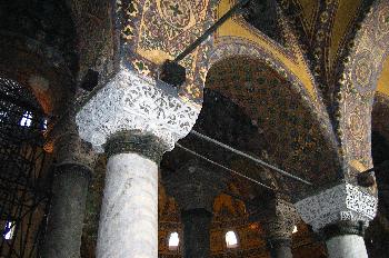 Detalles de techos y arcos decorados en la Santa Sofía, Estambul