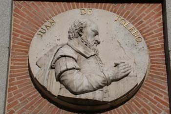 Medallón del arquitecto Juan Bautista de Toledo