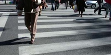 Peatones cruzando un paso de cebra