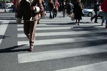 Peatones cruzando un paso de cebra