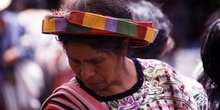 Mujer con el tocado tradicional en Santiago Atitlán, Guatemala