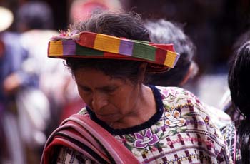 Mujer con el tocado tradicional en Santiago Atitlán, Guatemala