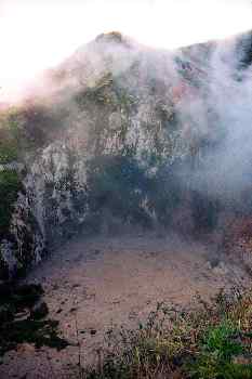 Cráter de geiser con lodo hirviendo, Nueva Zelanda.