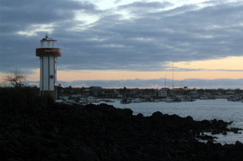 Faro y Vista general de Puerto Baquerizo Moreno, Ecuador