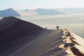 Pisadas en la cresta de la duna, Namibia